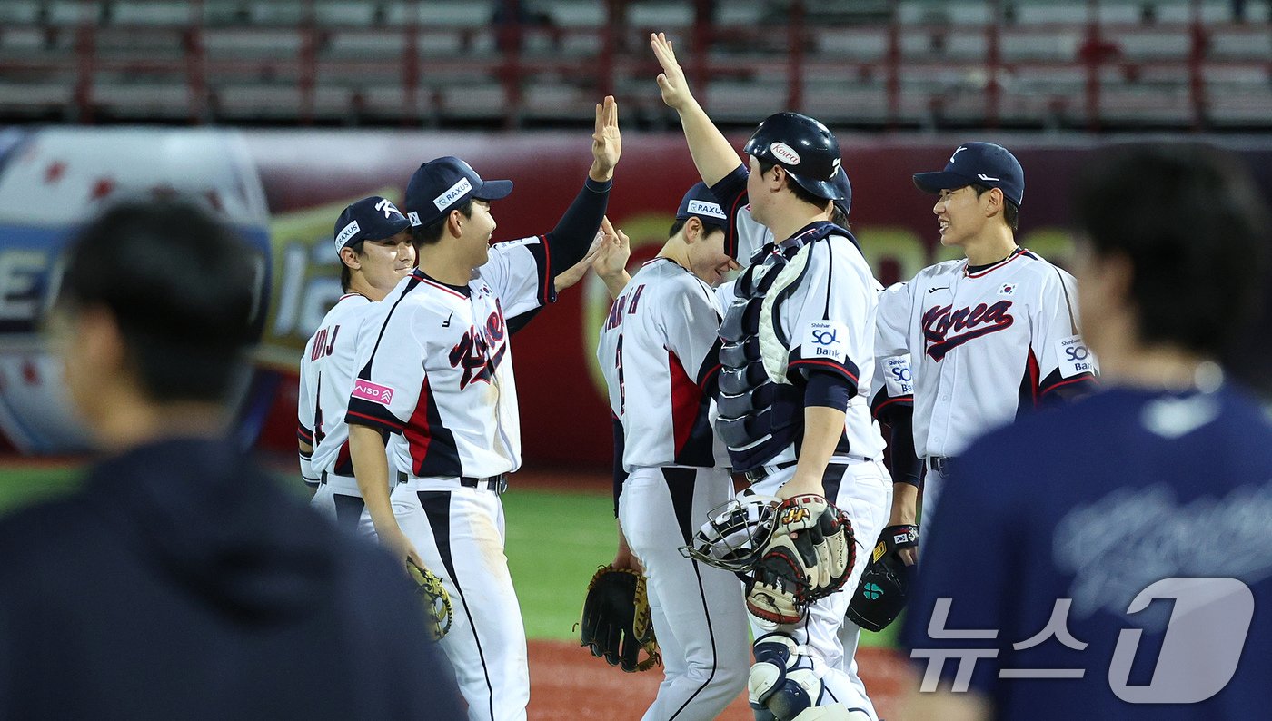 16일&#40;현지시간&#41; 대만 타이베이시 톈무 야구장에서 열린 2024 WBSC 프리미어12 B조 예선 대한민국과 도미니카공화국의 경기에서 9대 6으로 승리한 야구 대표팀 선수들이 자축하고 있다. 2024.11.16/뉴스1 ⓒ News1 장수영 기자