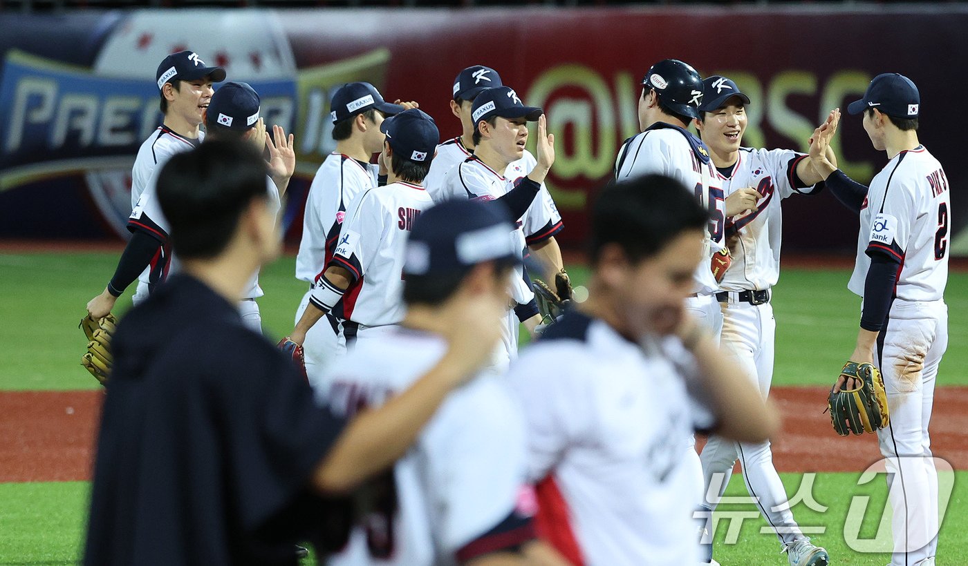 16일&#40;현지시간&#41; 대만 타이베이시 톈무 야구장에서 열린 2024 WBSC 프리미어12 B조 예선 대한민국과 도미니카공화국의 경기에서 9대 6으로 승리한 야구 대표팀 선수들이 자축하고 있다. 2024.11.16/뉴스1 ⓒ News1 장수영 기자