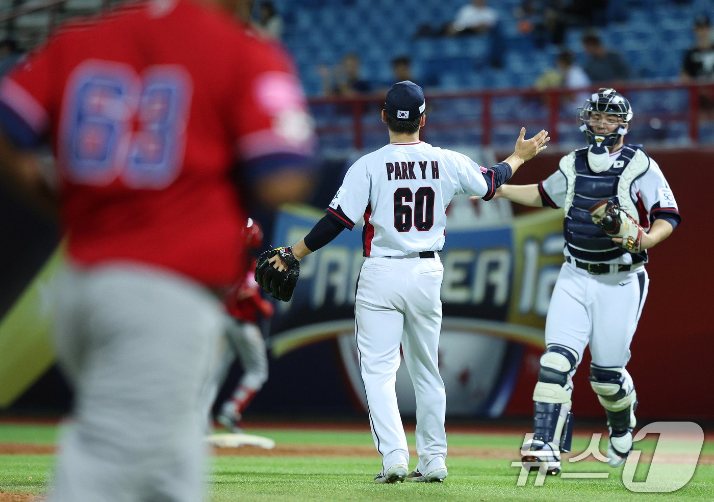 16일&#40;현지시간&#41; 대만 타이베이시 톈무 야구장에서 열린 2024 WBSC 프리미어12 B조 예선 대한민국과 도미니카공화국의 경기에서 마무리 박영현과 김형준이 9대 6 승리를 거둔 뒤 기뻐하고 있다. 2024.11.16/뉴스1 ⓒ News1 장수영 기자