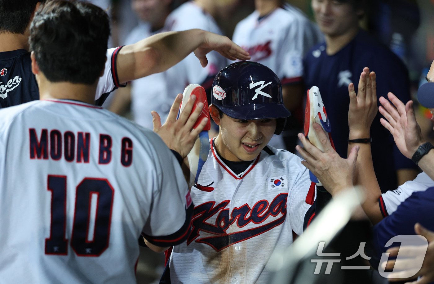 16일&#40;현지시간&#41; 대만 타이베이시 톈무 야구장에서 열린 2024 WBSC 프리미어12 B조 예선 대한민국과 도미니카공화국의 경기 8회말 대한민국 공격 1사 1, 3루 상황에서 3루주자 김휘집이 송성문의 안타로 득점한 뒤 동료들과 기뻐하고 있다. 2024.11.16/뉴스1 ⓒ News1 장수영 기자