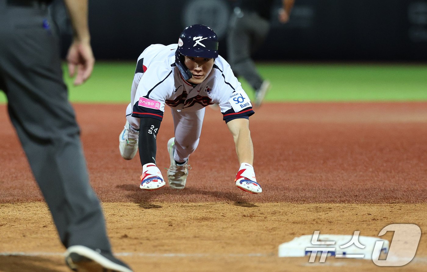 16일&#40;현지시간&#41; 대만 타이베이시 톈무 야구장에서 열린 2024 WBSC 프리미어12 B조 예선 대한민국과 도미니카공화국의 경기 8회말 대한민국 공격 1사 1, 3루 상황에서 1루주자 이주형이 송성문의 안타로 3루까지 진루하고 있다. 2024.11.16/뉴스1 ⓒ News1 장수영 기자