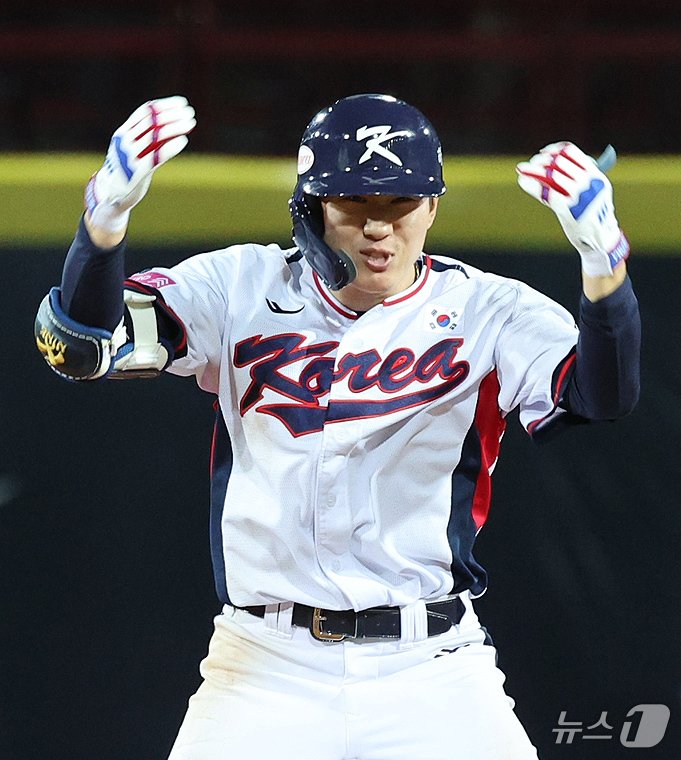 본문 이미지 - 16일(현지시간) 대만 타이베이시 톈무 야구장에서 열린 2024 WBSC 프리미어12 B조 예선 대한민국과 도미니카공화국의 경기 8회말 대한민국 공격 2사 3루 상황에서 최원준이 1타점 2루타를 친 뒤 세리머니 하고 있다. 2024.11.16/뉴스1 ⓒ News1 장수영 기자