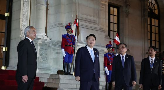 APEC 정상 만찬 참석하는 윤석열 대통령