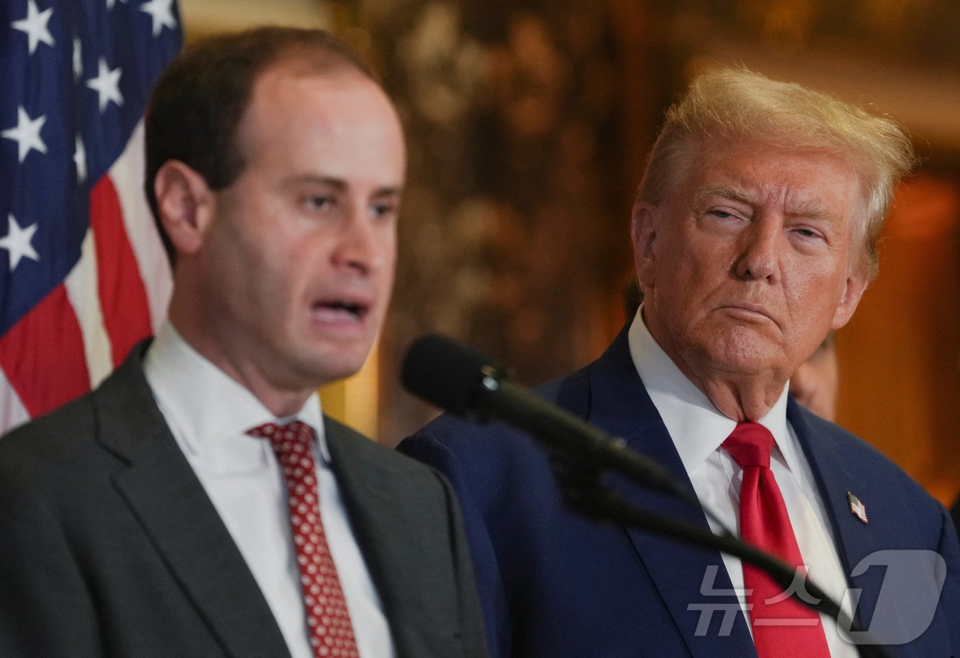 본문 이미지 - 16일(현지시간) 도널드 트럼프 미국 대통령 당선인은 자신의 선거 관련 소송 변호를 맡았던 윌리엄 오웬 샤프를 대통령 보좌관 겸 백악관 비서관으로 임명한다고 밝혔다. 사진은 지난 9월 6일 미국 뉴욕 트럼프 타워에서 열린 기자회견에서 트럼프가 샤프를 바라보는 모습. ⓒ 로이터=뉴스1 ⓒ News1 류정민 특파원