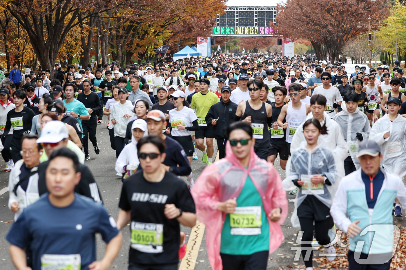 (서울=뉴스1) 민경석 기자 = 17일 오전 서울 마포구 상암 월드컵공원 평화광장에서 열린 '2024 손기정 평화마라톤' 10.5km 코스에 참가한 시민들이 힘차게 출발하고 있다. …