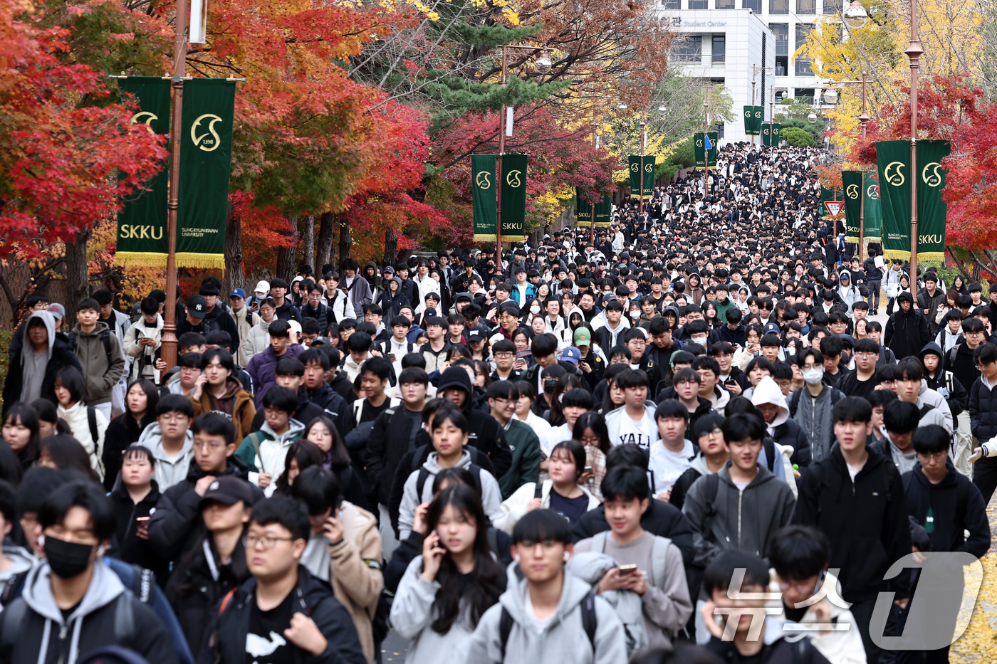 (서울=뉴스1) 구윤성 기자 = 17일 오전 서울 종로구 성균관대학교에서 열린 2025학년도 수시모집 논술시험에 응시한 수험생들이 시험을 마친 뒤 고사장을 나서고 있다. 2024. …