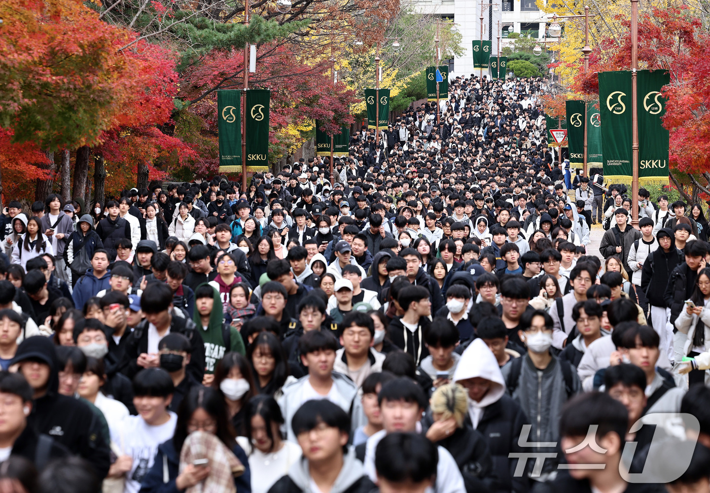 (서울=뉴스1) 구윤성 기자 = 17일 오전 서울 종로구 성균관대학교에서 열린 2025학년도 수시모집 논술시험에 응시한 수험생들이 시험을 마친 뒤 고사장을 나서고 있다. 2024. …