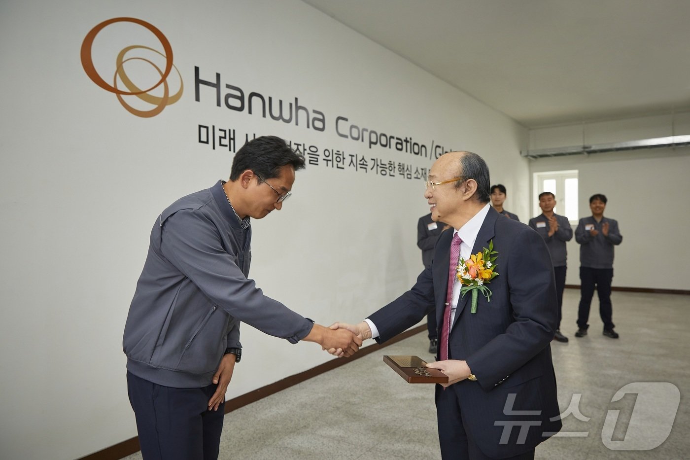본문 이미지 - 지난 13일 한화에어로스페이스 보은사업장에서 김승현 회장(오른쪽)이 한화 글로벌부문 박연욱 노조위원장으로부터 감사패를 받은 후 악수를 하고 있다. (한화 제공) 
