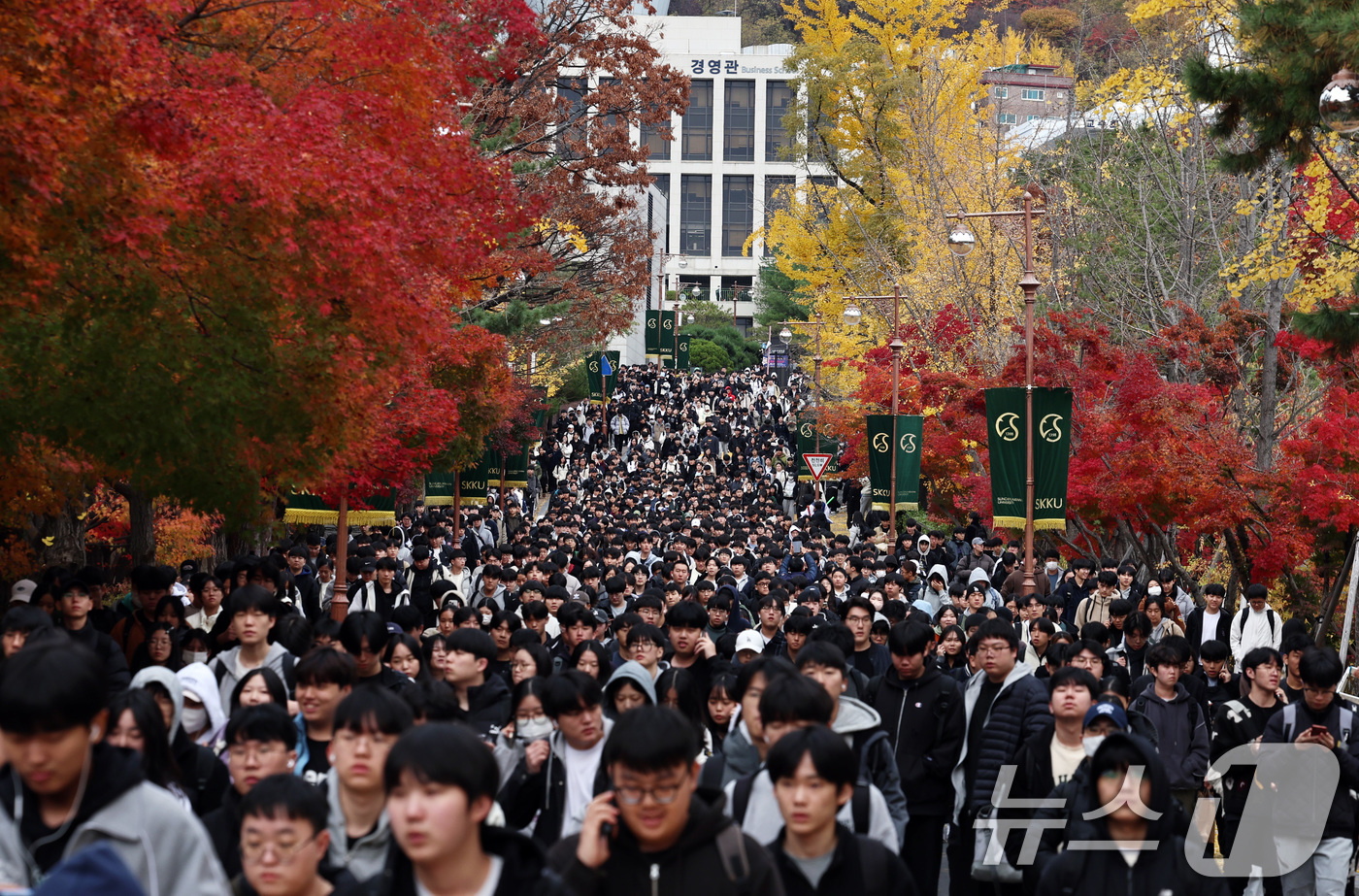 (서울=뉴스1) 구윤성 기자 = 17일 오전 서울 종로구 성균관대학교에서 열린 2025학년도 수시모집 논술시험에 응시한 수험생들이 시험을 마친 뒤 고사장을 나서고 있다. 2024. …