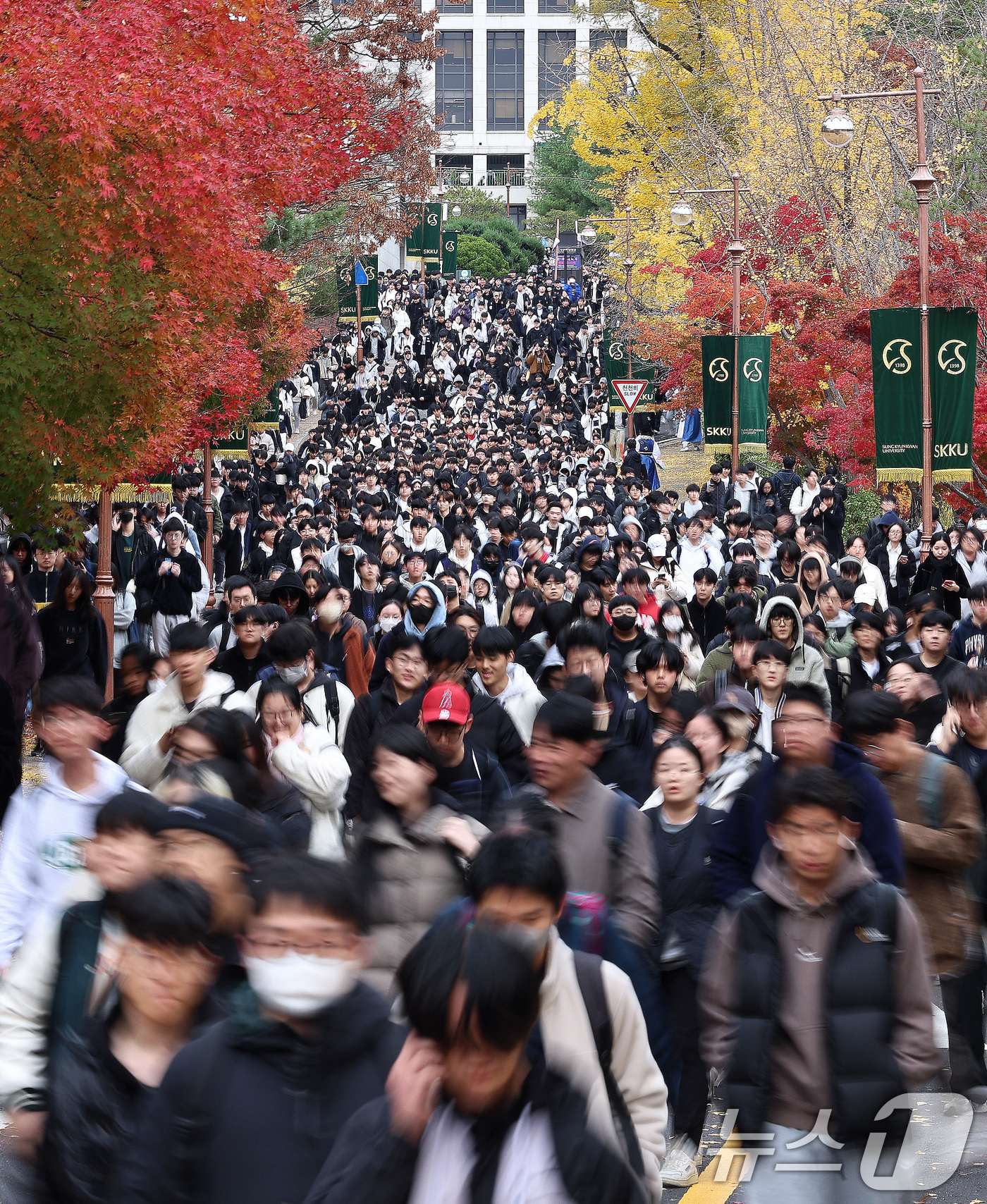 (서울=뉴스1) 구윤성 기자 = 17일 오전 서울 종로구 성균관대학교에서 열린 2025학년도 수시모집 논술시험에 응시한 수험생들이 시험을 마친 뒤 고사장을 나서고 있다. 2024. …