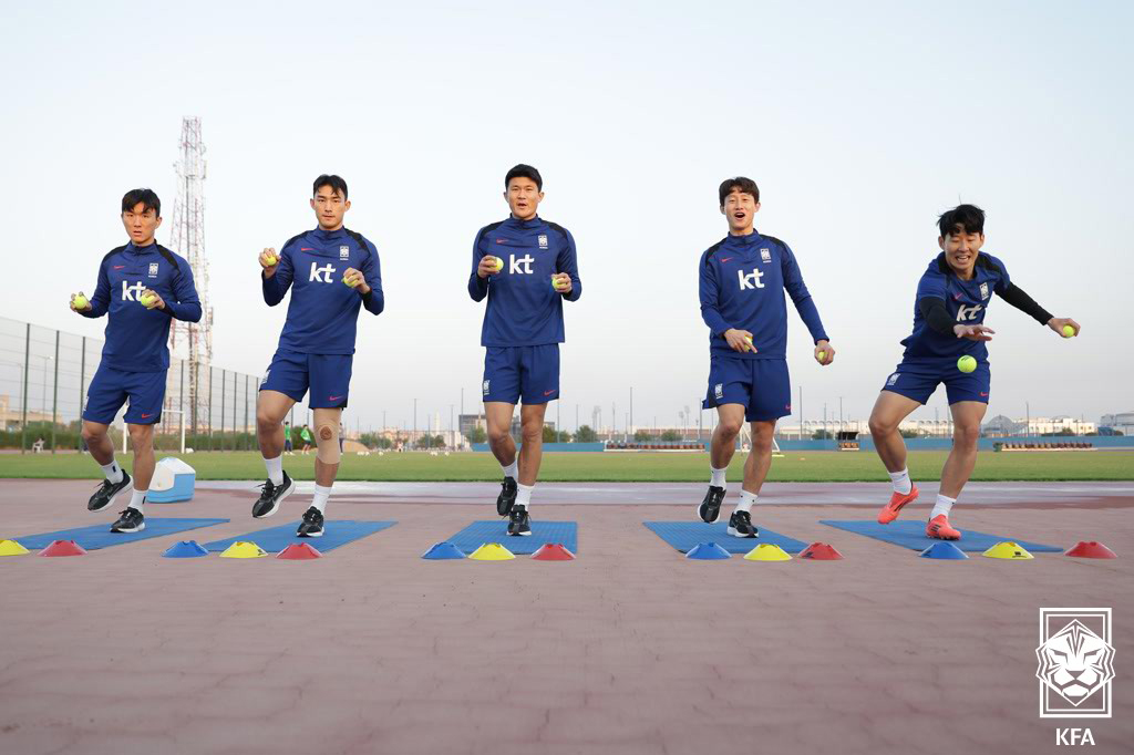 (서울=뉴스1) 송원영 기자 = 한국 축구대표팀 황인범, 조유민, 김민재, 이재성, 손흥민(왼쪽부터)이 16일 오후(현지시간) 쿠웨이트 자베르 알 아흐메드 국제 경기장 보조구장에서 …