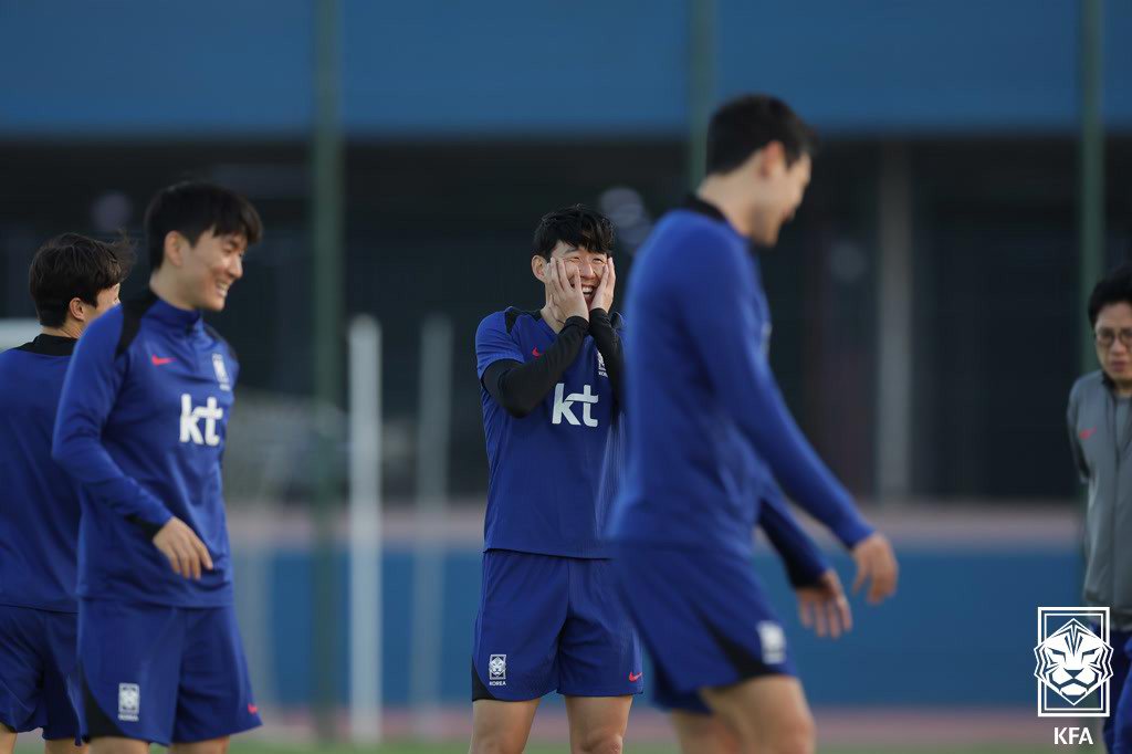 한국 축구대표팀 주장 손흥민이 16일 오후&#40;현지시간&#41; 쿠웨이트 자베르 알 아흐메드 국제 경기장 보조구장에서 열린 팀 훈련에서 얼굴을 감싸며 미소 짓고 있다. &#40;대한축구협회 제공&#41; 2024.11.17/뉴스1 ⓒ News1 송원영 기자