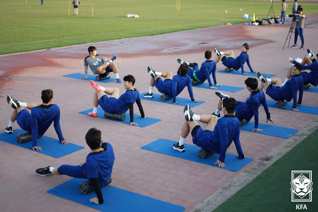 (서울=뉴스1) 송원영 기자 = 한국 축구대표팀 손흥민 등이 16일 오후(현지시간) 쿠웨이트 자베르 알 아흐메드 국제 경기장 보조구장에서 팀훈련을 하고 있다. (대한축구협회 제공) …