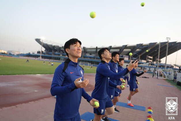 본문 이미지 - 한국 축구대표팀 황인범이 16일 오후(현지시간) 쿠웨이트 자베르 알 아흐메드 국제 경기장 보조구장에서 열린 팀 훈련에서 공을 던지고 있다. (대한축구협회 제공) 2024.11.17/뉴스1 ⓒ News1 송원영 기자