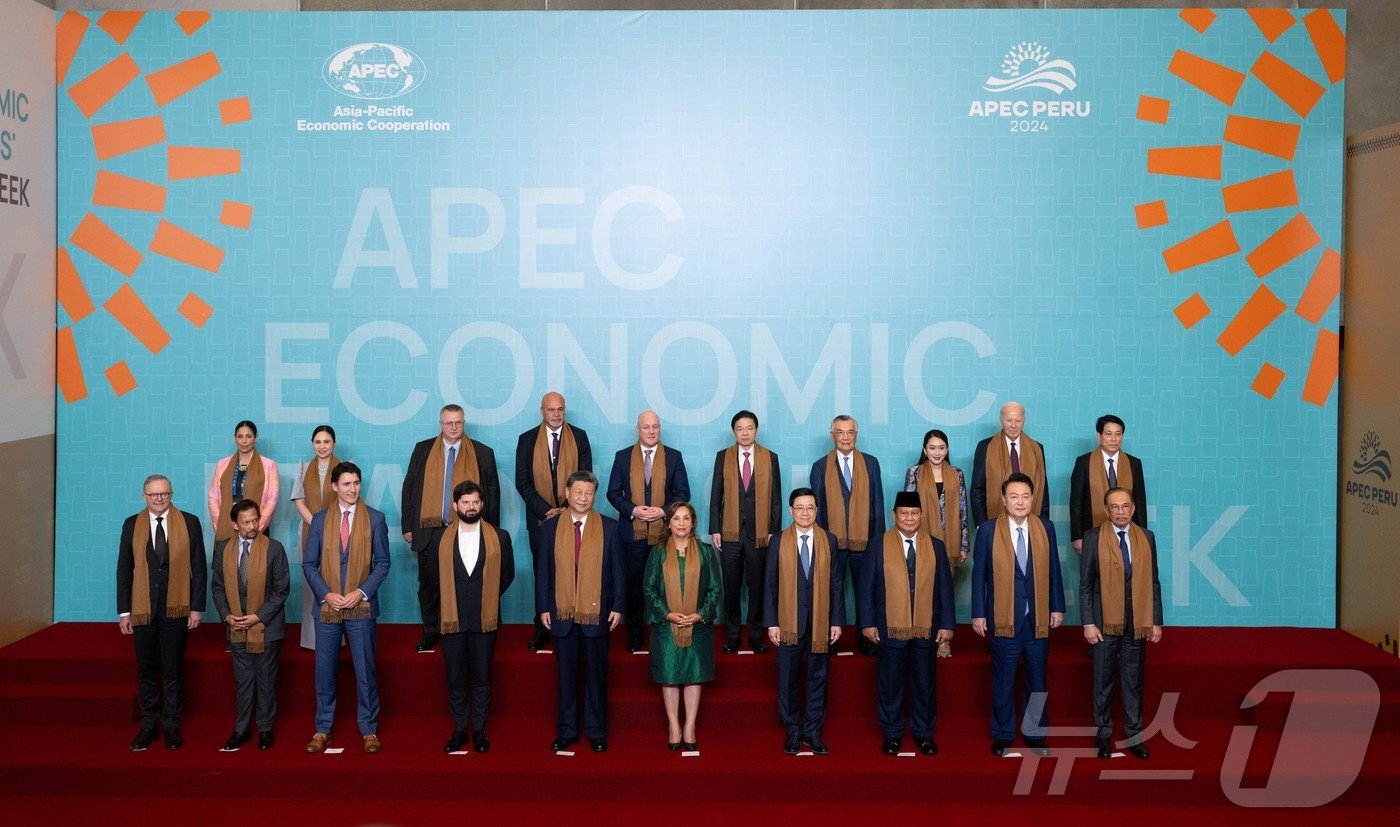 본문 이미지 - 윤석열 대통령이 16일&#40;현지시간&#41; 페루 리마 국제컨벤션센터에서 31차 아시아태평양경제협력체&#40;APEC&#41;에 참석한 조 바이든 미국 대통령, 시진핑 중국 국가 주석 등 각국 정상들과 기념촬영을 하고 있다. &#40;대통령실 제공&#41; 2024.11.17/뉴스1 ⓒ News1 송원영 기자