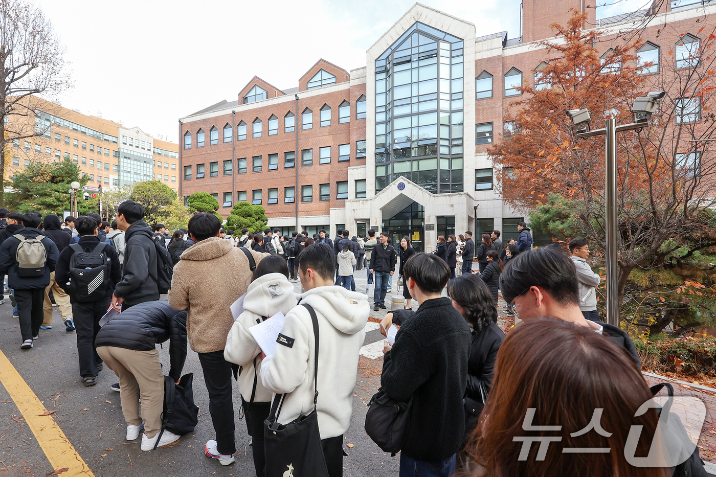 (서울=뉴스1) 민경석 기자 = 17일 오후 서울 서대문구 연세대학교에서 열린 '2025학년도 수시모집 학생부종합전형(활동우수형) 자연계열 면접구술시험'에 응시한 수험생들이 고사장 …