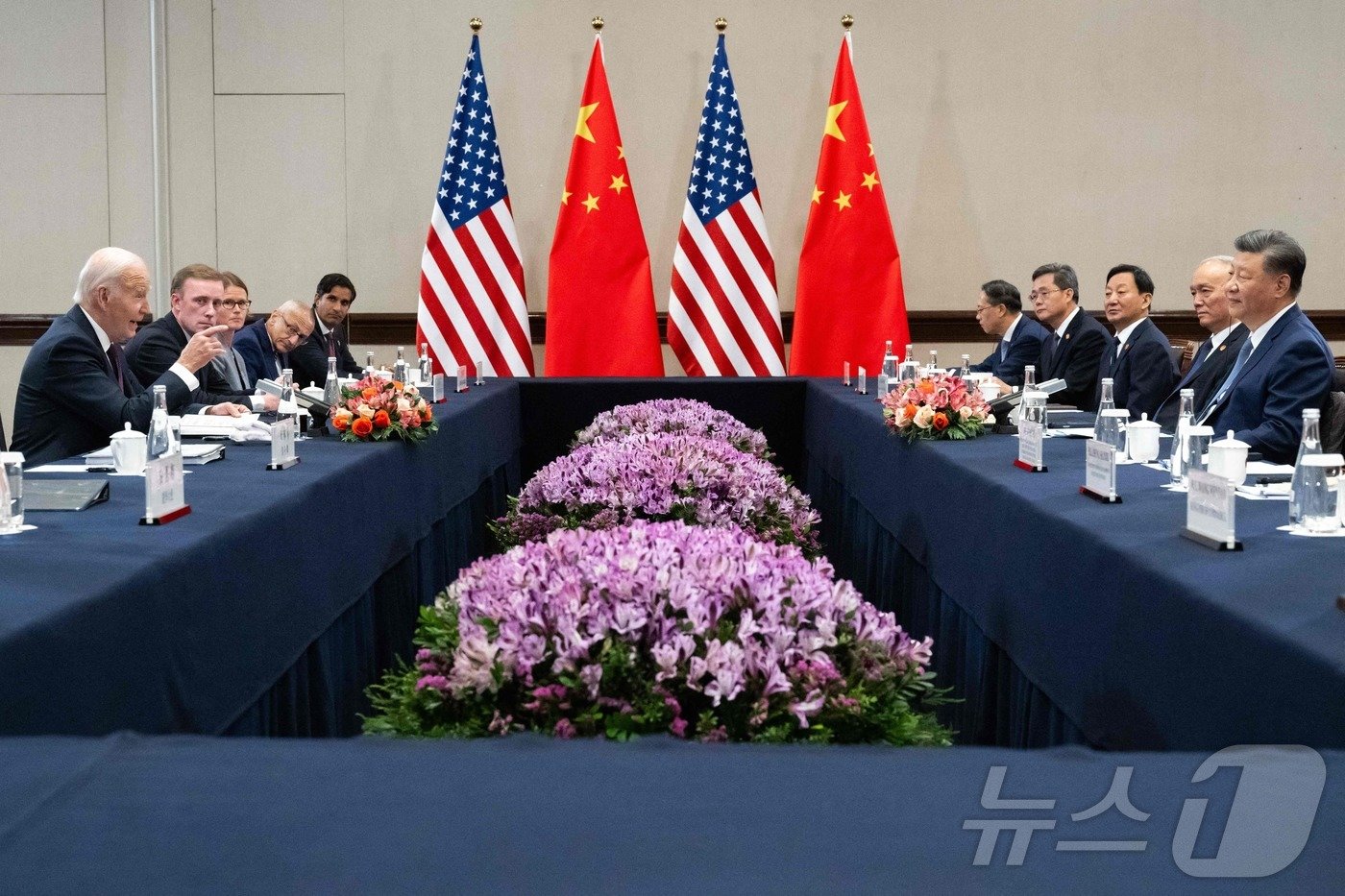 본문 이미지 - 지난 16일(현지시간) 아시아태평양경제협력체(APEC) 정상회의를 계기로 페루 리마에서 열린 미중 정상회담에서 조 바이든 미국 대통령(왼쪽)과 시진핑 중국 국가주석(오른쪽)이 대화하고 있다. ⓒ AFP=뉴스1 ⓒ News1 류정민 특파원