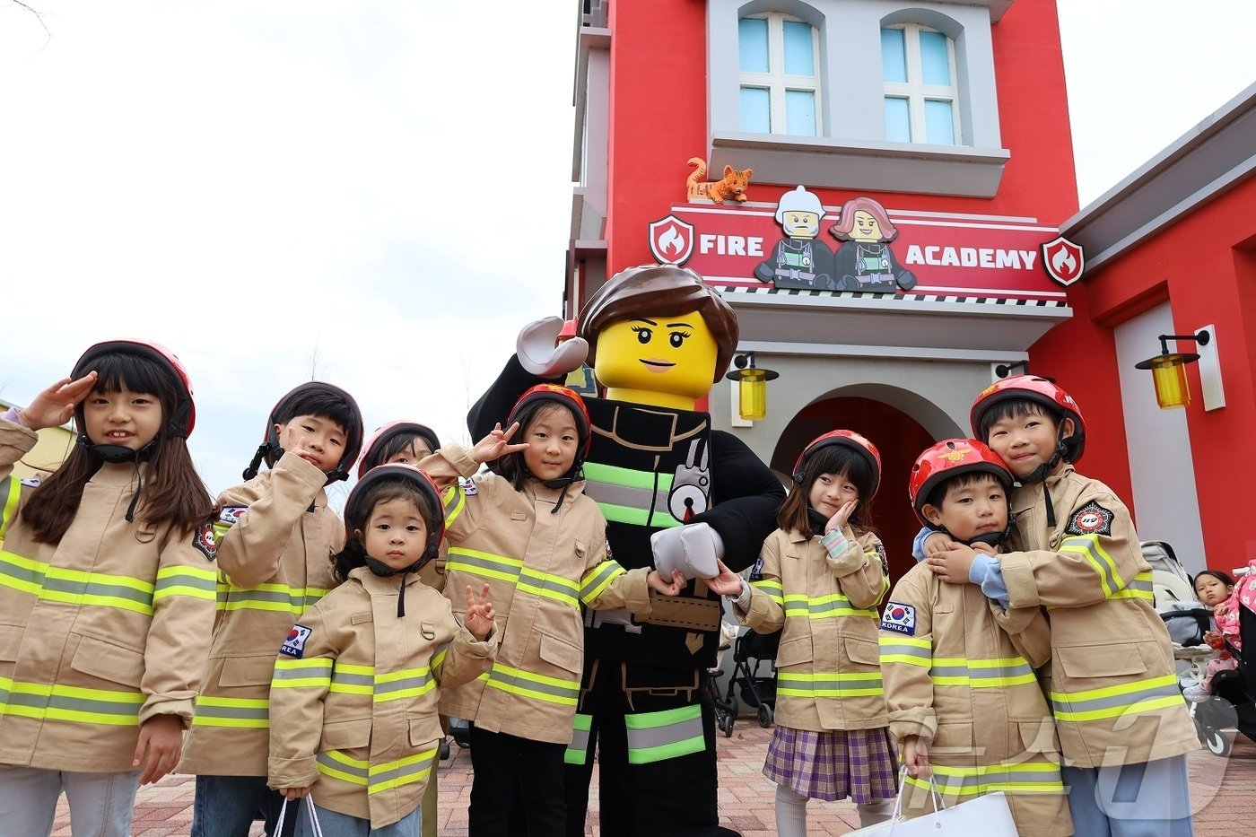 본문 이미지 - 레고랜드 코리아 리조트가 지난 16일 레고랜드에서 춘천소방서와 방문 고객들을 대상으로 소방 안전의 달 캠페인을 진행한 뒤 기념촬영을 하고 있다.(레고랜드 제공)