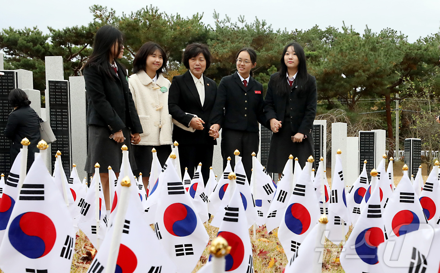 (대전=뉴스1) 김기남 기자 = 강정애 국가보훈부 장관이 17일 오전 대전 유성구 국립대전현충원 내 무후(無後) 독립유공자 추모시설인 '독립의 염원이 모이는 길'에서 열린 제85회 …