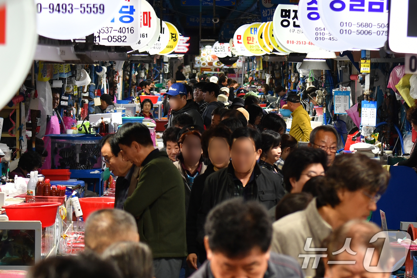 (포항=뉴스1) 최창호 기자 = 17일 경북 포항시 죽도어시장 회골목에 관광객들로 가득차 있다. 2024.11.17/뉴스1