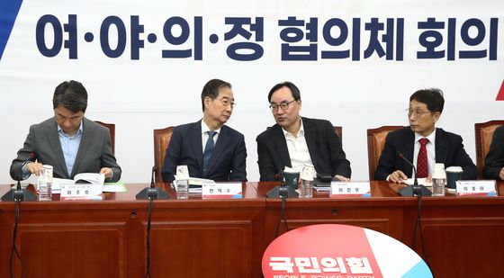 대화하는 한덕수 총리와 이진우 대한의학회장