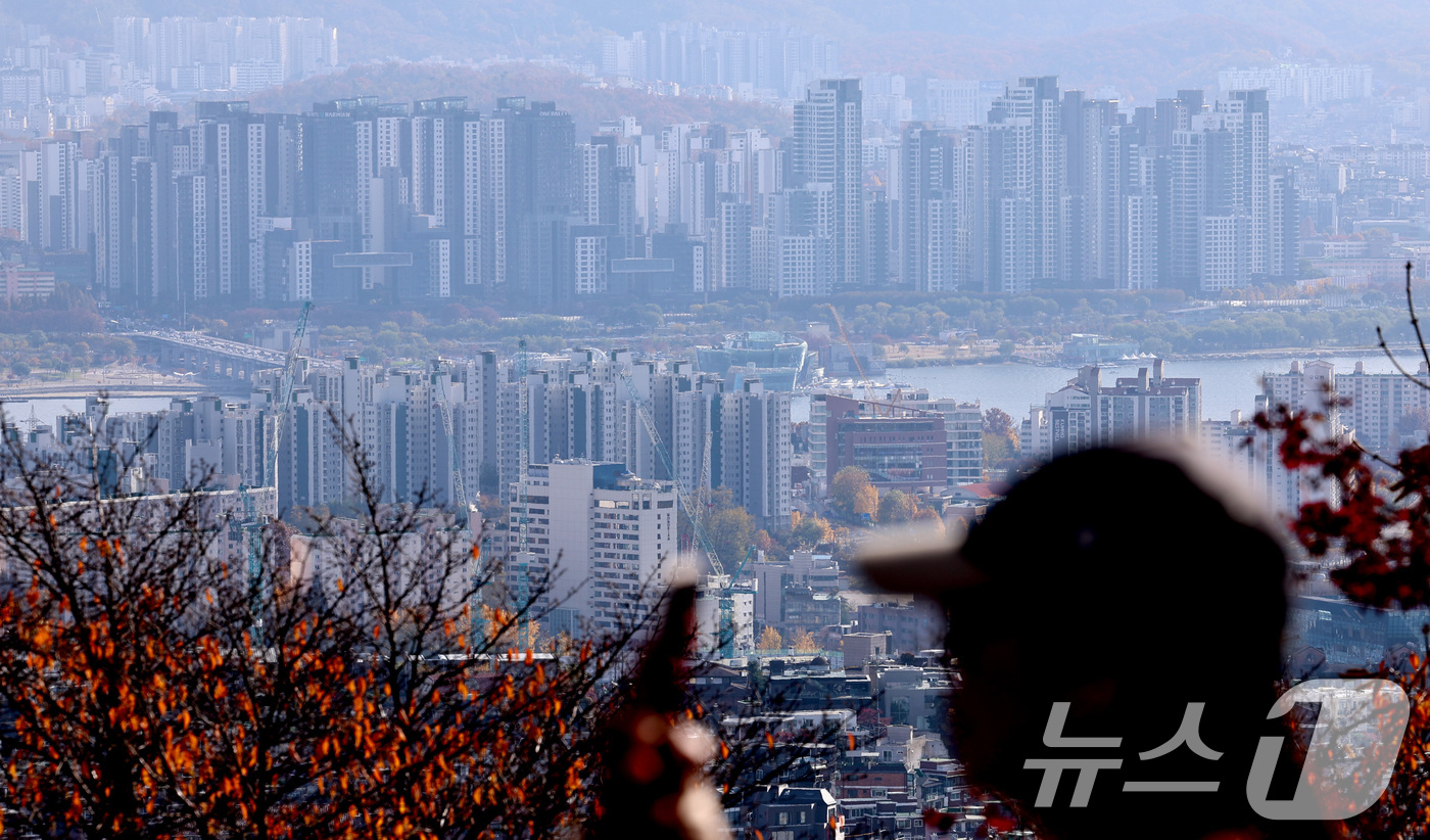 (서울=뉴스1) 구윤성 기자 = 서울 아파트 분양가가 3.3㎡당 4700만원에 육박하며 역대 최고치를 경신했다.주택도시보증공사(HUG)에 따르면 지난달 말 기준 서울에서 최근 1년 …