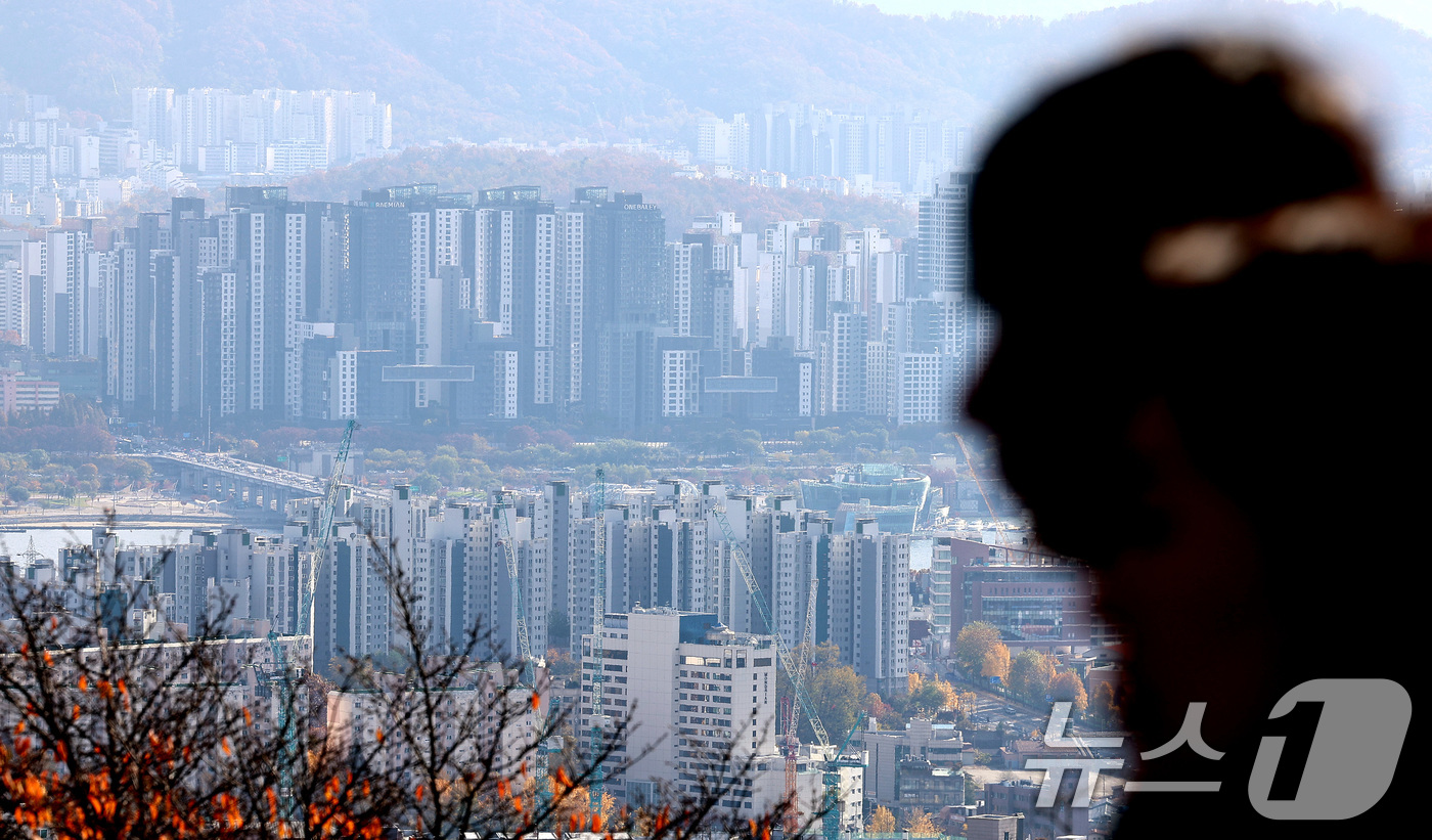 (서울=뉴스1) 구윤성 기자 = 서울 아파트 분양가가 3.3㎡당 4700만원에 육박하며 역대 최고치를 경신했다.주택도시보증공사(HUG)에 따르면 지난달 말 기준 서울에서 최근 1년 …