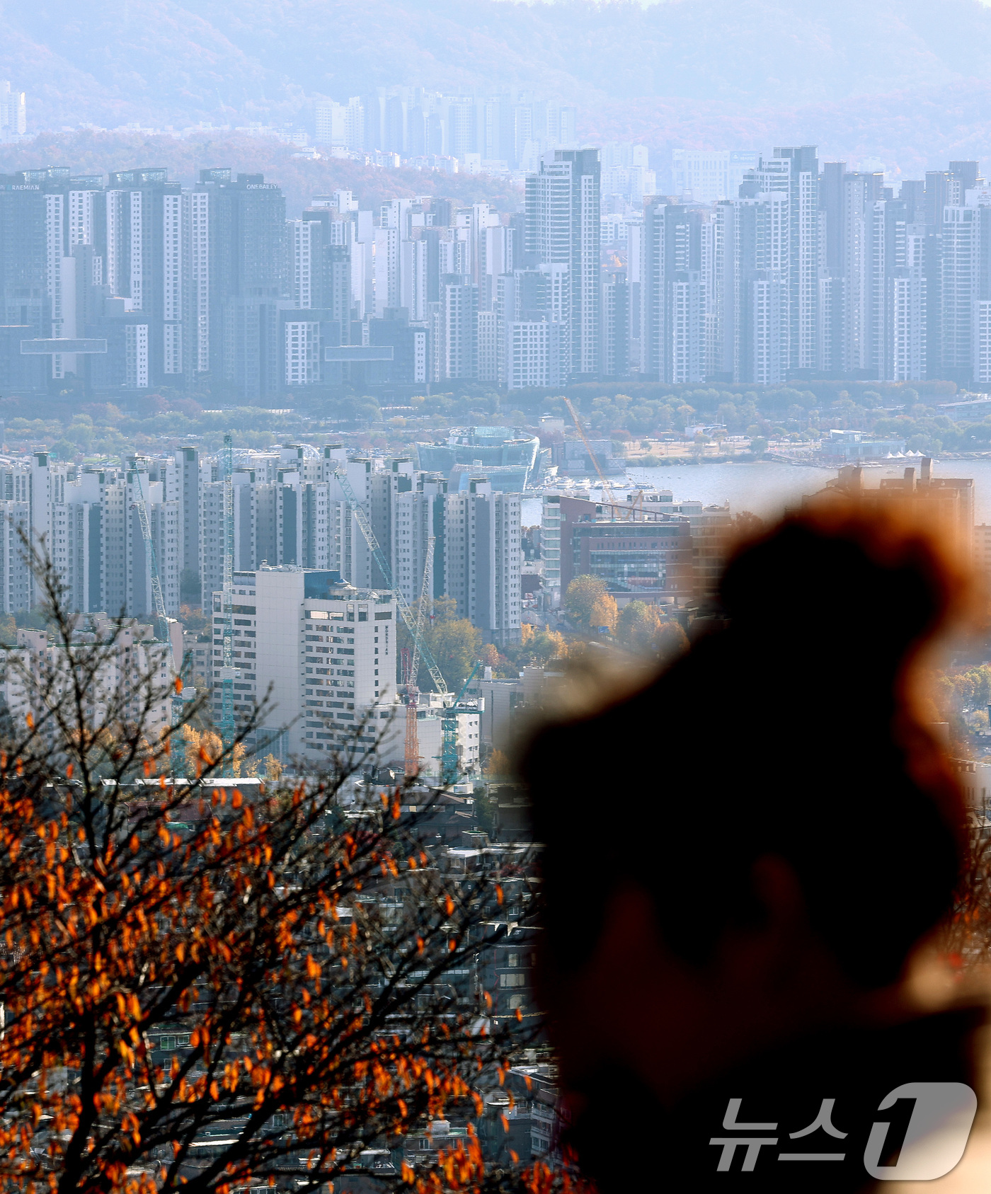 (서울=뉴스1) 구윤성 기자 = 서울 아파트 분양가가 3.3㎡당 4700만원에 육박하며 역대 최고치를 경신했다.주택도시보증공사(HUG)에 따르면 지난달 말 기준 서울에서 최근 1년 …