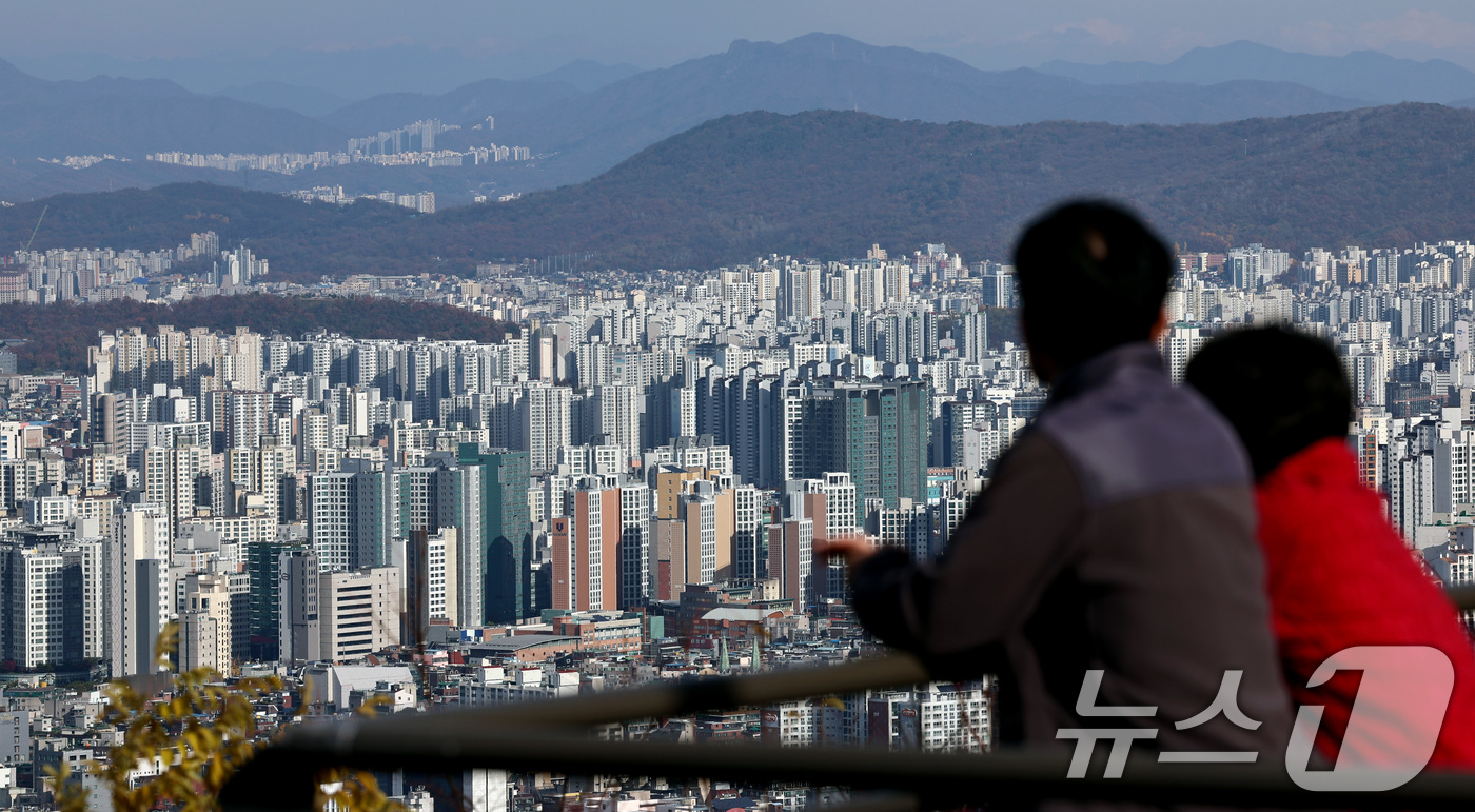 (서울=뉴스1) 구윤성 기자 = 서울 아파트 분양가가 3.3㎡당 4700만원에 육박하며 역대 최고치를 경신했다.주택도시보증공사(HUG)에 따르면 지난달 말 기준 서울에서 최근 1년 …