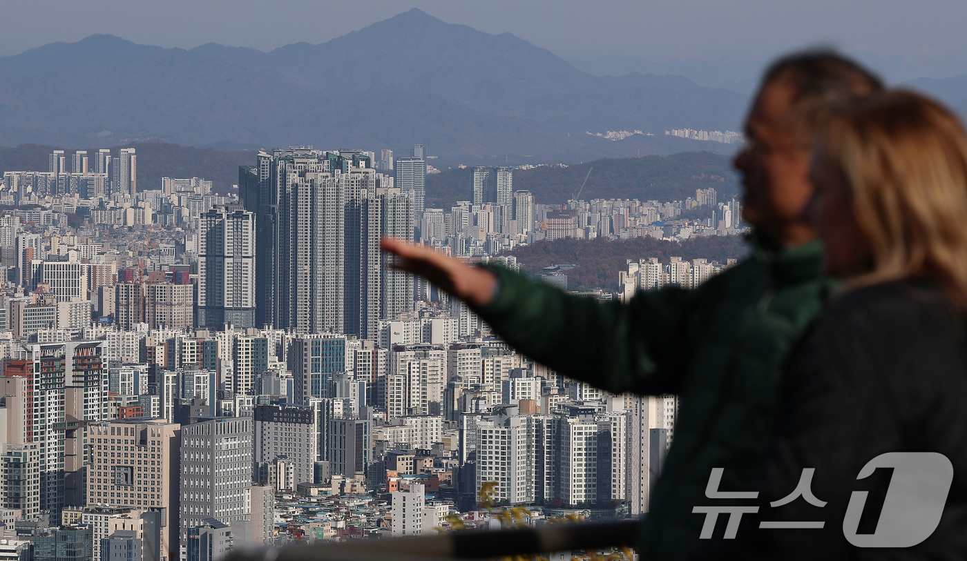 (서울=뉴스1) 구윤성 기자 = 서울 아파트 분양가가 3.3㎡당 4700만원에 육박하며 역대 최고치를 경신했다.주택도시보증공사(HUG)에 따르면 지난달 말 기준 서울에서 최근 1년 …