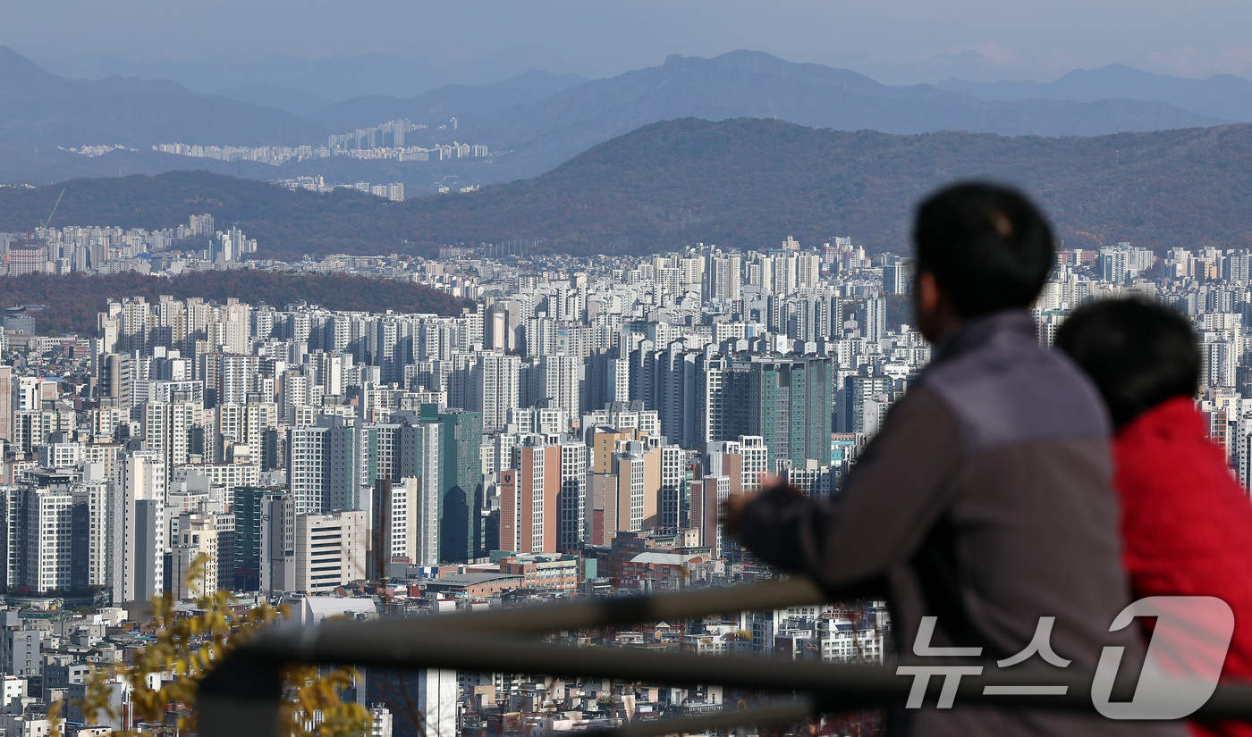 (서울=뉴스1) 구윤성 기자 = 서울 아파트 분양가가 3.3㎡당 4700만원에 육박하며 역대 최고치를 경신했다.주택도시보증공사(HUG)에 따르면 지난달 말 기준 서울에서 최근 1년 …