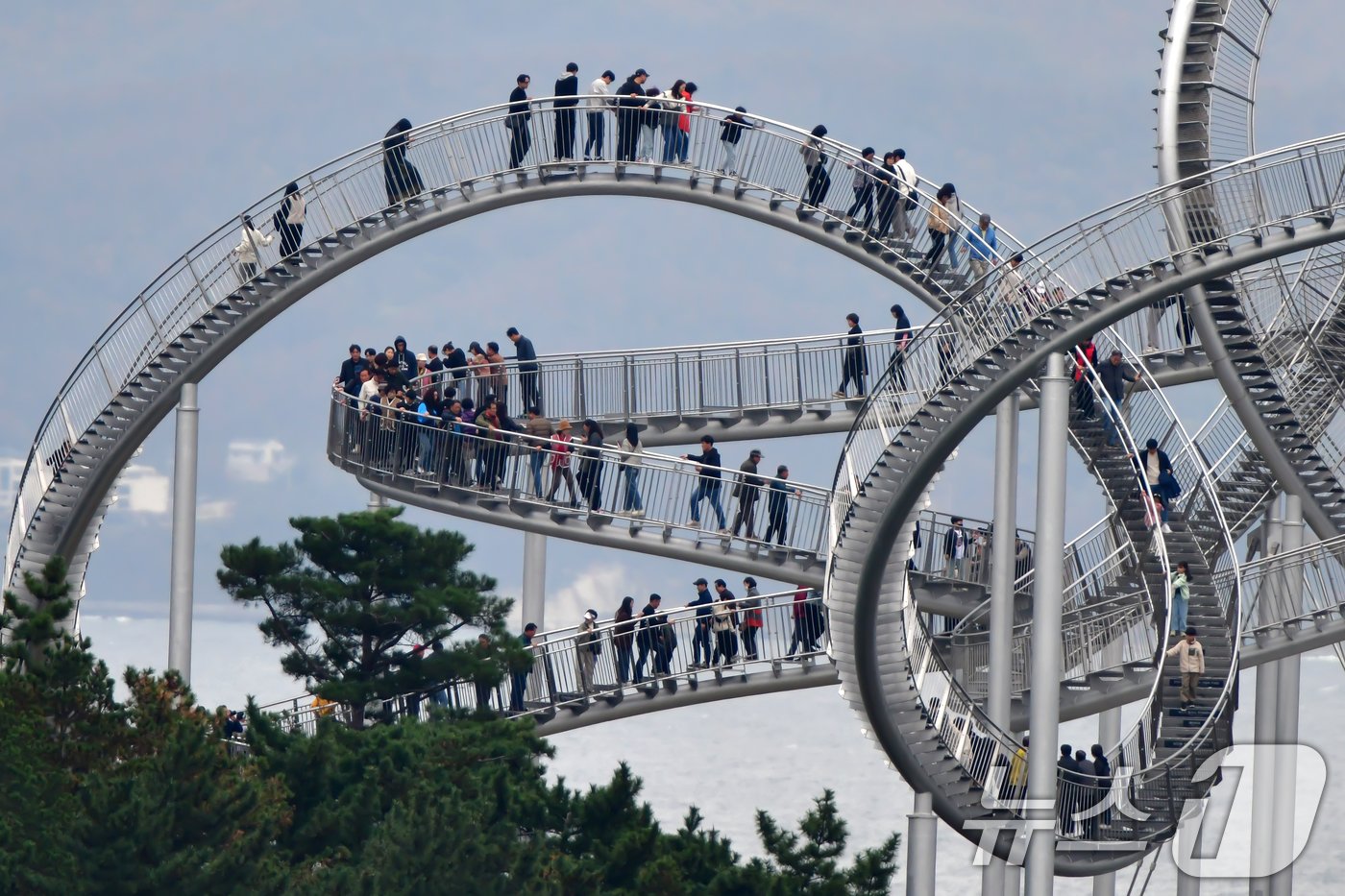 본문 이미지 - 17일 경북 포항시 북구 환여동 스페이스워크에서 관광객들이 즐거운 시간을 보내고 있다. 2024.11.17/뉴스1 ⓒ News1 최창호 기자