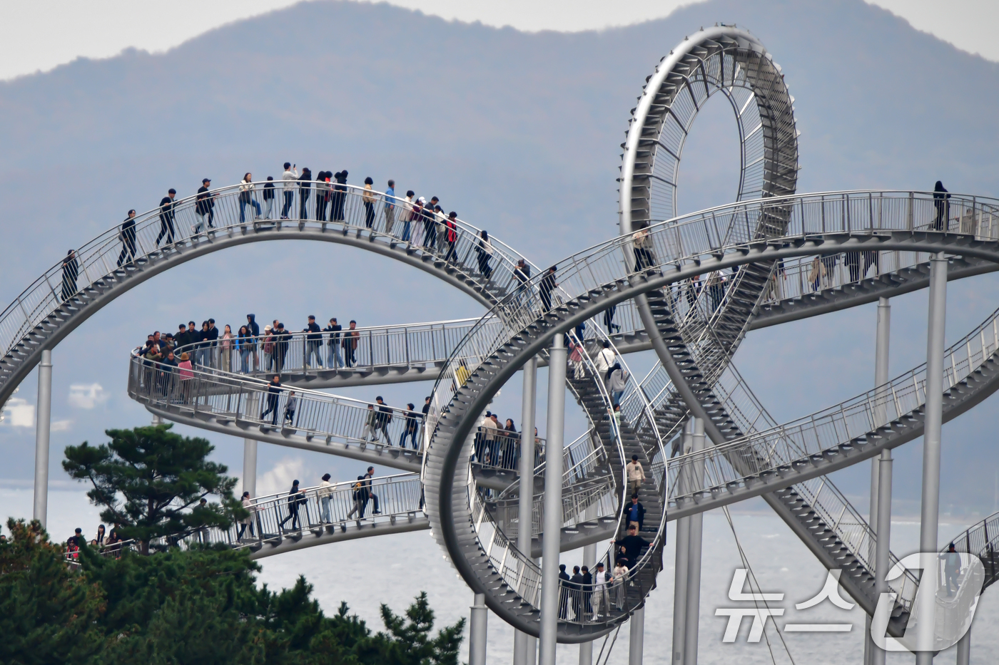 (포항=뉴스1) 최창호 기자 = 17일 경북 포항시 북구 환여동 스페이스워크에서 관광객들이 즐거운 시간을 보내고 있다. 2024.11.17/뉴스1