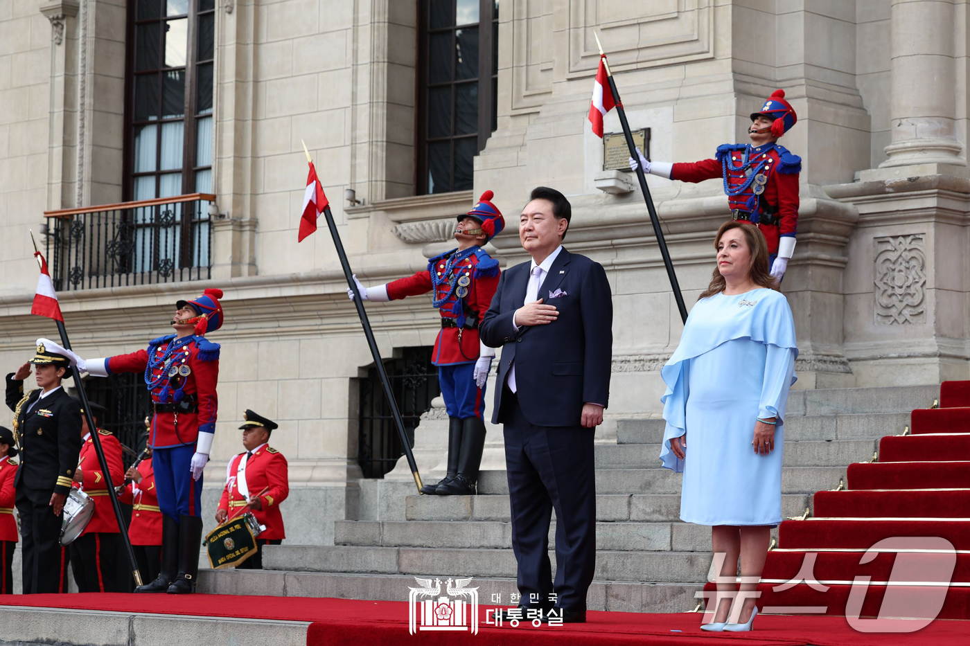 (서울=뉴스1) 송원영 기자 = 윤석열 대통령이 16일(현지시간) 페루 리마 대통령궁 광장에서 열린 공식 환영식에서 국기에 대한 경례를 하고 있다. 오른쪽은 디나 볼루아르테 페루 …