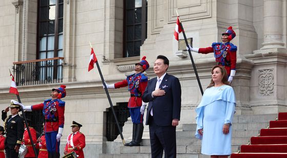 국기에 경례하는 윤석열 대통령