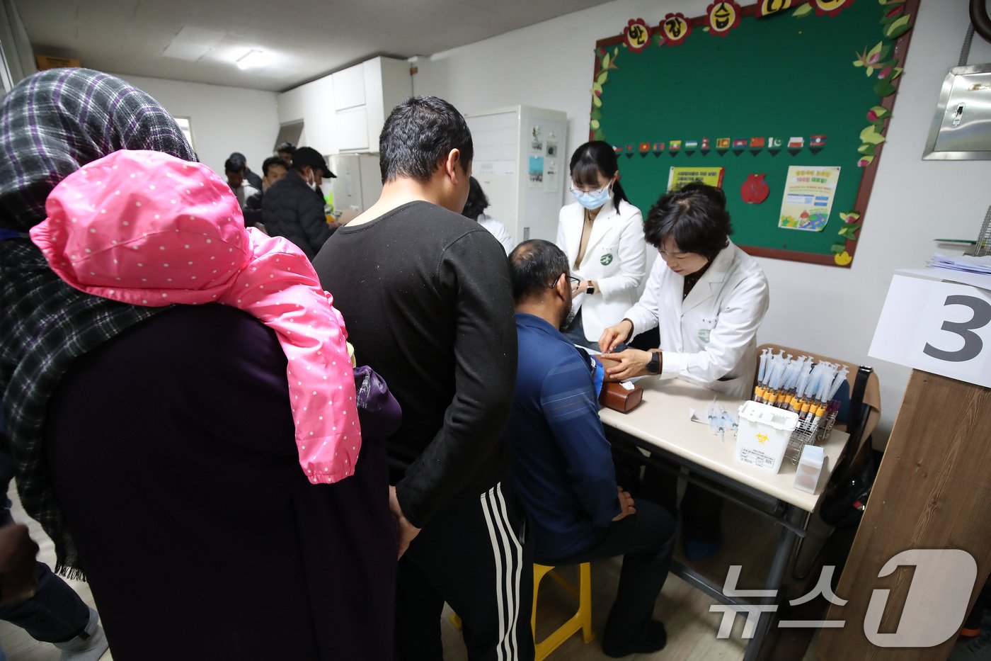 본문 이미지 - 17일 오전 경북 경산시 경산이주노동자센터에서 열린 외국인 근로자 무료 건강검진에서 외국인 근로자들이 줄지어 혈액검사를 기다리고 있다. 대구경북인도주의실천의사협의회&#40;인의협&#41;와 경산시보건소·경산시약사회가 공동으로 마련한 이날 건강검진은 경산에 거주하는 외국인 근로자를 대상으로 일반진료와 혈액·소변검사를 통한 29종의 병리검사 등이 진행됐다. 2024.11.17/뉴스1 ⓒ News1 공정식 기자