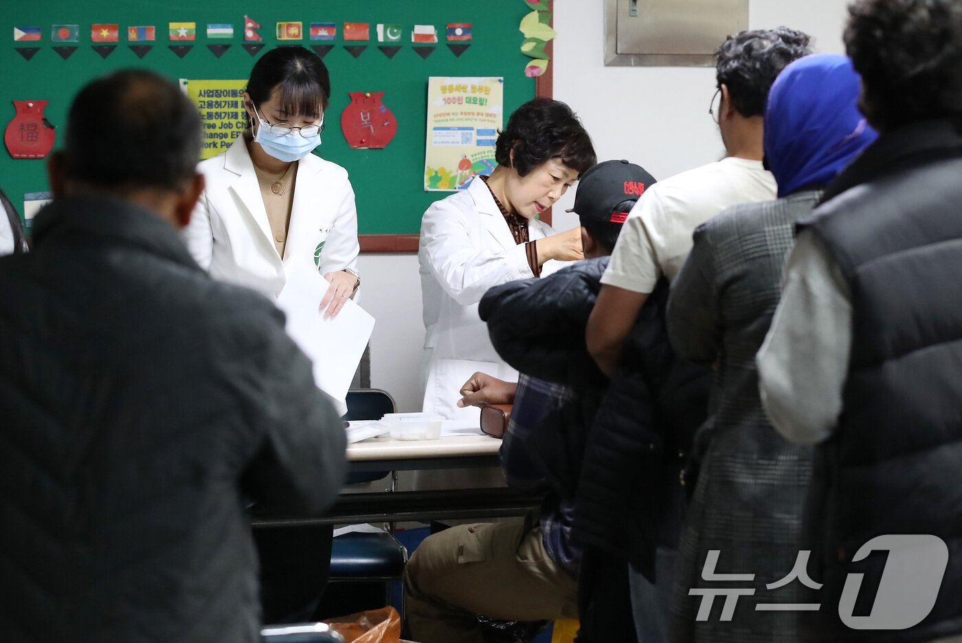 본문 이미지 - 경북 경산시 경산이주노동자센터에서 열린 외국인 근로자 무료 건강검진. ⓒ 뉴스1 공정식 기자