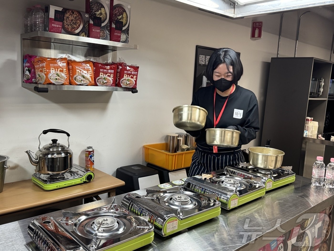 본문 이미지 - '하림 퍼스트 키친'의 K3에서 '더 미식' 브랜드의 라면을 체험할 수 있는 공간이 마련됐다.2024.11.15/ⓒ News1 이강 기자