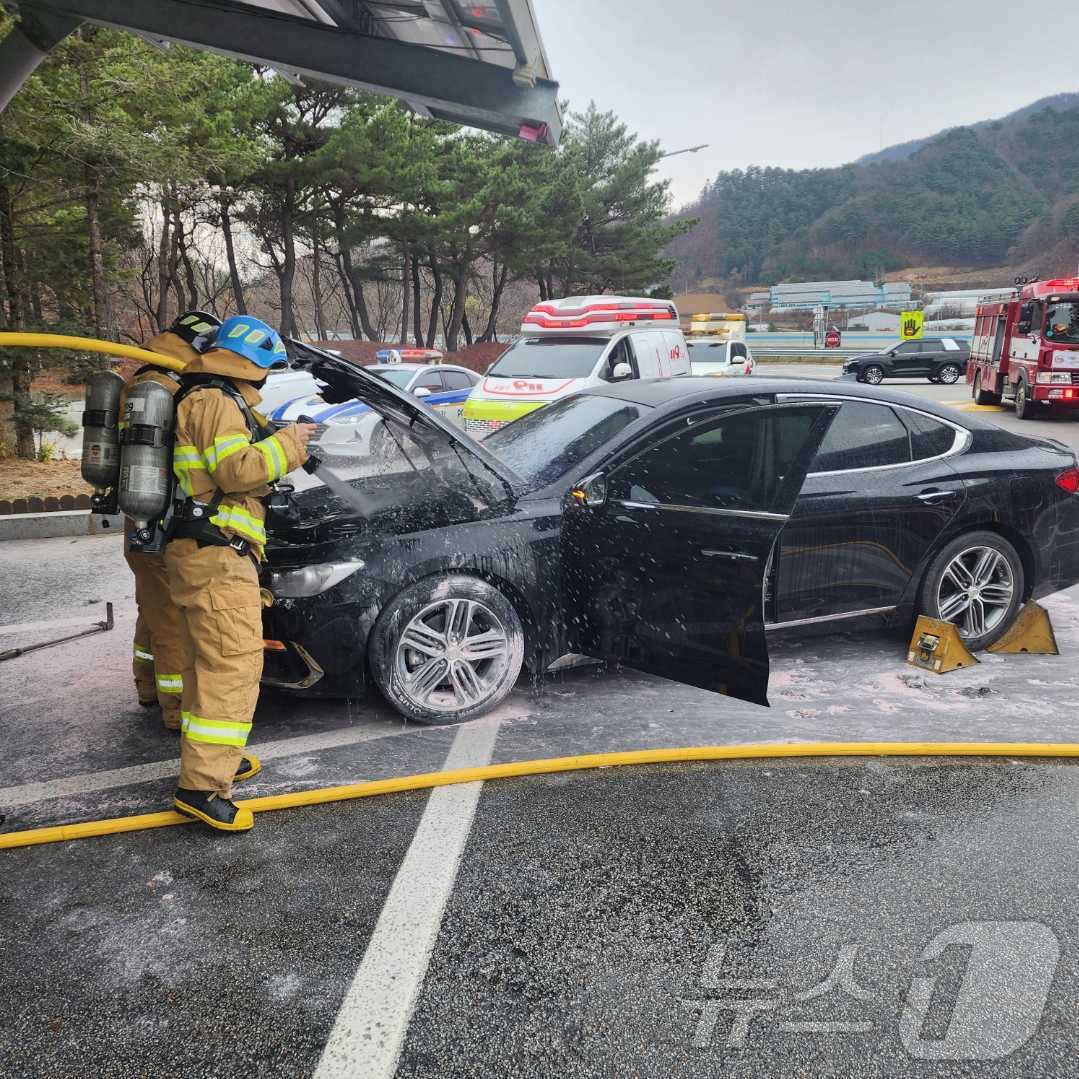 17일 오전 10시 38분쯤 강원 평창군 용평면 이목정리 영동고속도로 평창휴게소&#40;인천방향&#41;에 세워져 있던 그랜저IG 승용차에서 발생한 불이 22분 만인 오전 11시쯤 진화됐다. &#40;강원도소방본부 제공&#41; 2024.11.17/뉴스1