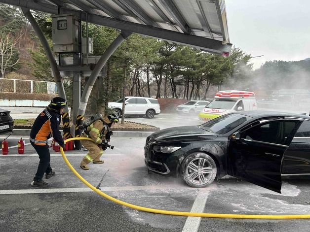 휴게소에 세워진 차량서 불…직원들과 군인 가족이 초동 진화