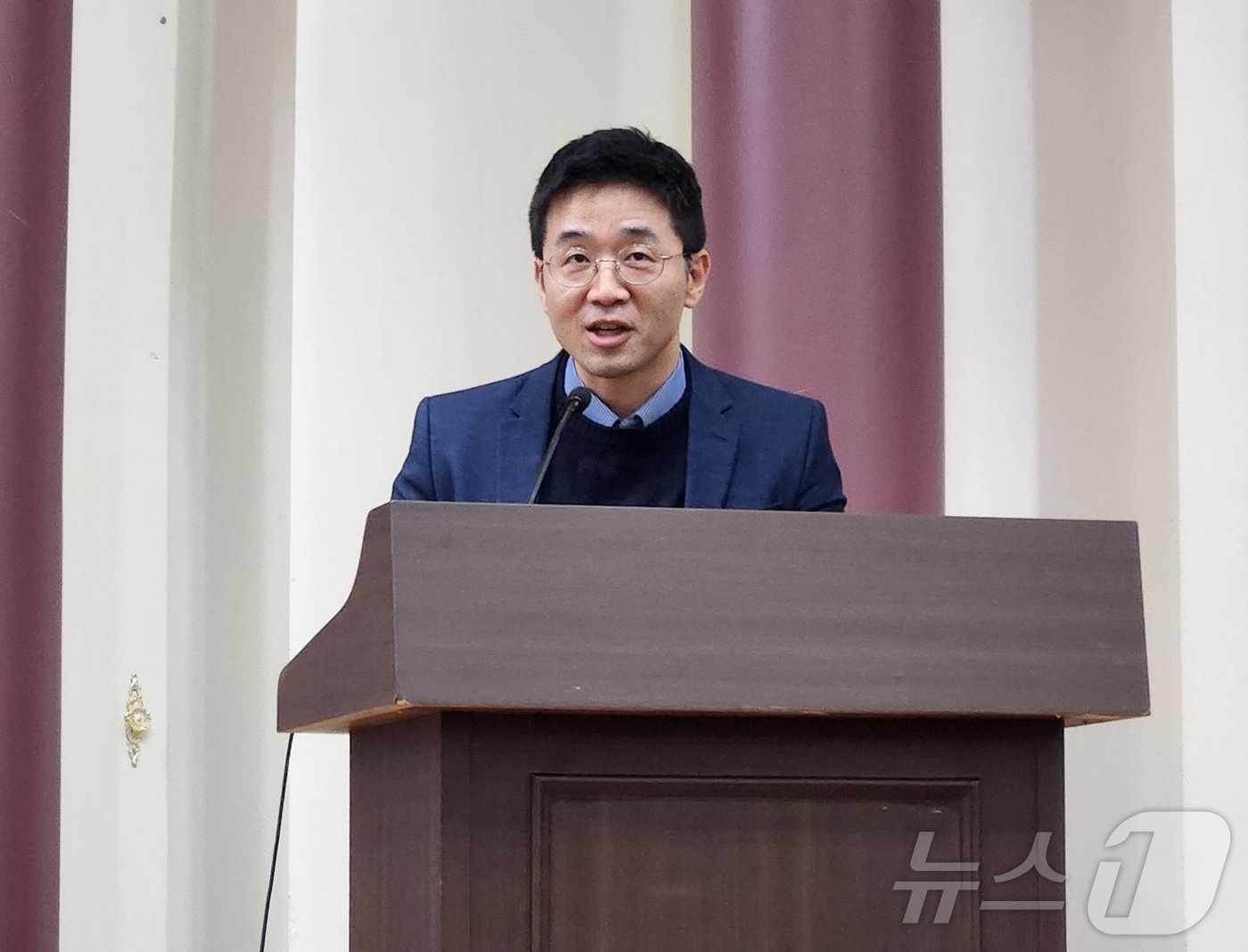 본문 이미지 - 최평순 EBS PD가 국경없는 수의사회 심포지엄에서 강의하고 있다. ⓒ 뉴스1 한송아 기자