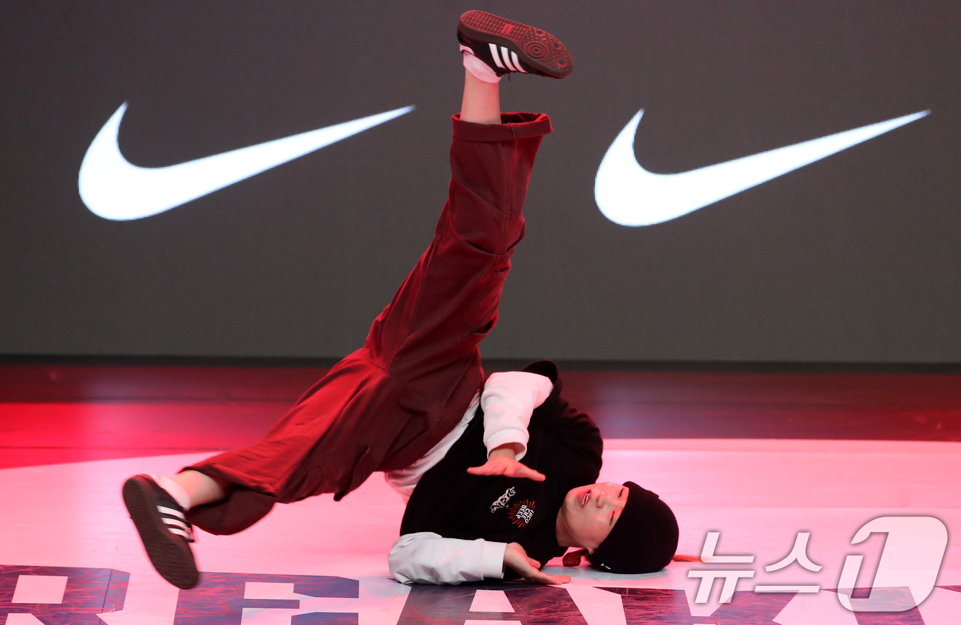 (서울=뉴스1) 이승배 기자 = 17일 오후 서울 마포구 상암 SBS프리즘 타워에서 열린 2024 브레이킹 K 파이널 대회 비걸 8강전에서 추서현이 무대를 펼치고 있다. 2024. …