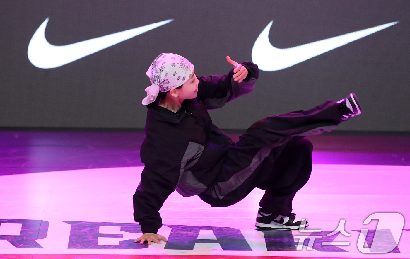 (서울=뉴스1) 이승배 기자 = 17일 오후 서울 마포구 상암 SBS프리즘 타워에서 열린 2024 브레이킹 K 파이널 대회 비걸 8강전에서 임단비가 무대를 펼치고 있다. 2024. …