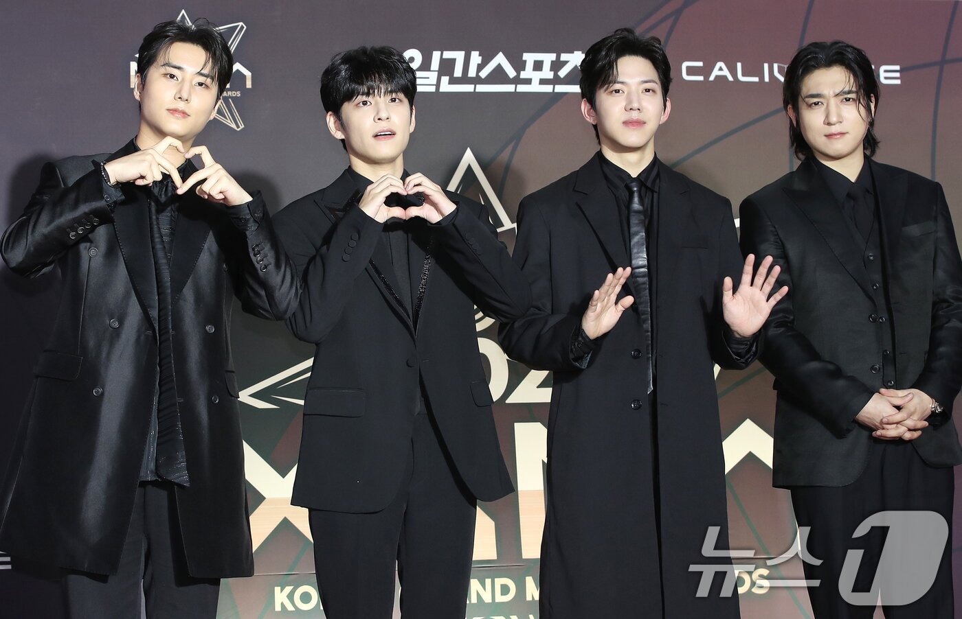 본문 이미지 - 데이식스가 17일 오후 인천의 한 공연장에서 열린 '제1회 코리아 그랜드 뮤직 어워즈(2024 KGMA)' 레드카펫 행사에 참석해 포즈를 취하고 있다. 2024.11.17/뉴스1 ⓒ News1 권현진 기자