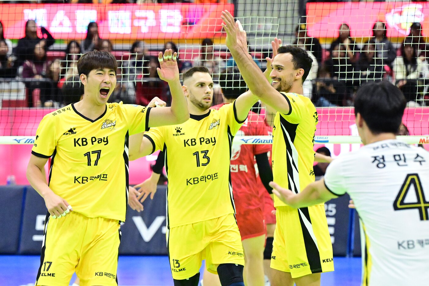 Sangha Park (left) of KB Insurance is roaring with his colleagues. (Provided by Korea Volleyball Federation)