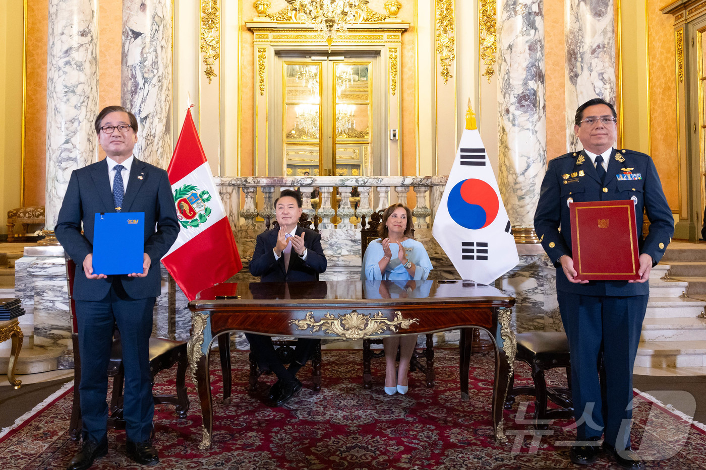 (서울=뉴스1) 송원영 기자 = 강구영 한국항공우주산업(KAI) 사장과 하이메 로드리게스 페루 공군조병창 사장이 16일(현지시간) 페루 리마 대통령궁에서 윤석열 대통령과 디나 볼루 …