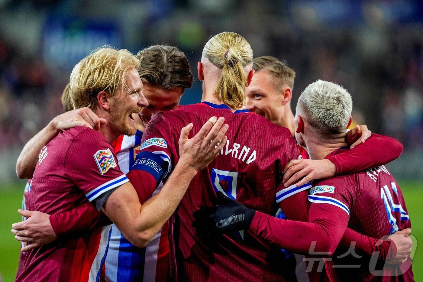 본문 이미지 - 노르웨이는 18일(한국시간) 열린 카자흐스탄과의 2024-25 UEFA 네이션스리그 리그B 3조 최종전에서 엘링 홀란드(9번)의 해트트릭을 앞세워 5-0으로 크게 이겼다. ⓒ AFP=뉴스1