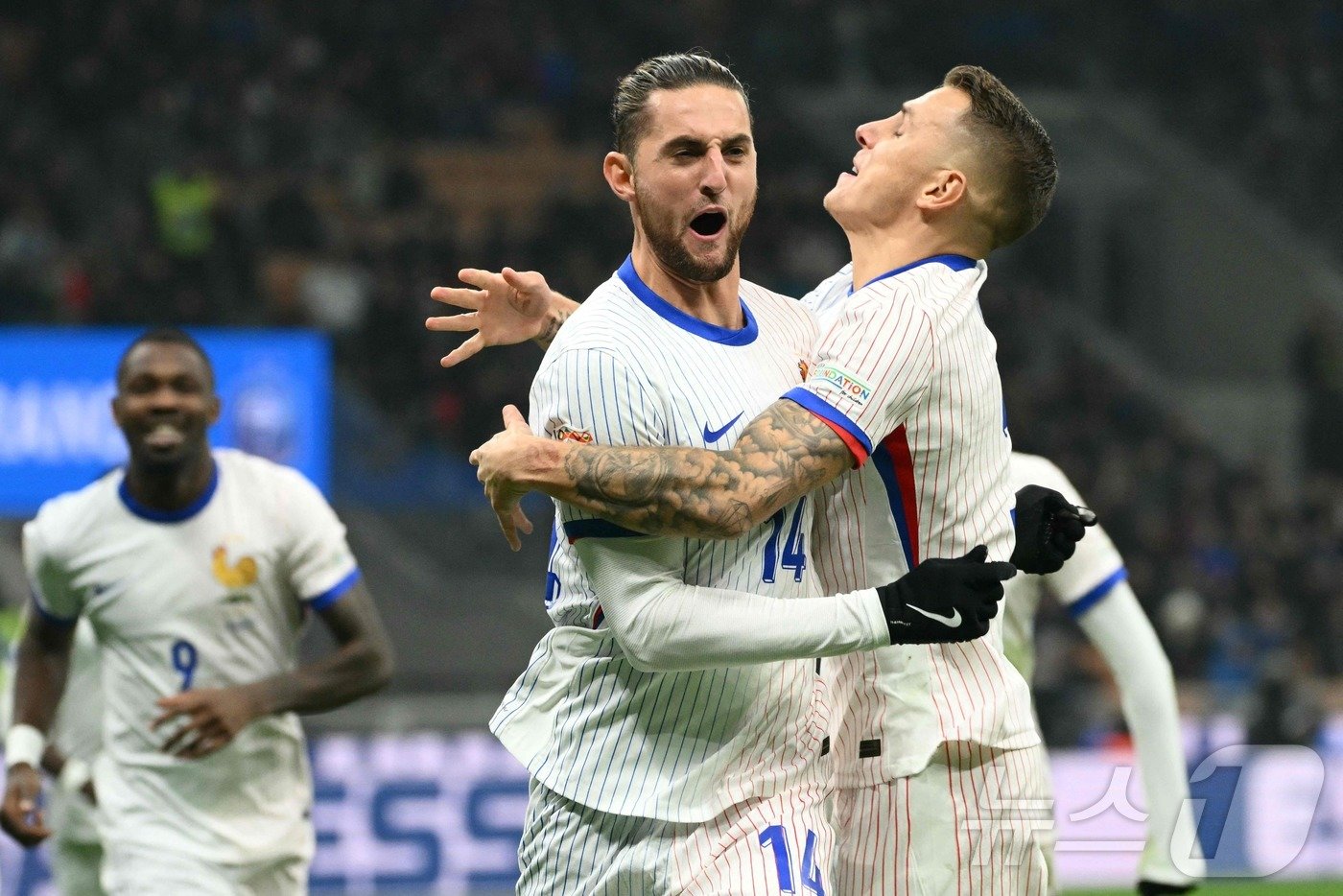 본문 이미지 - 득점 후 동료와 기뻐하는 프랑스의 아드리안 라비오.  ⓒ AFP=뉴스1