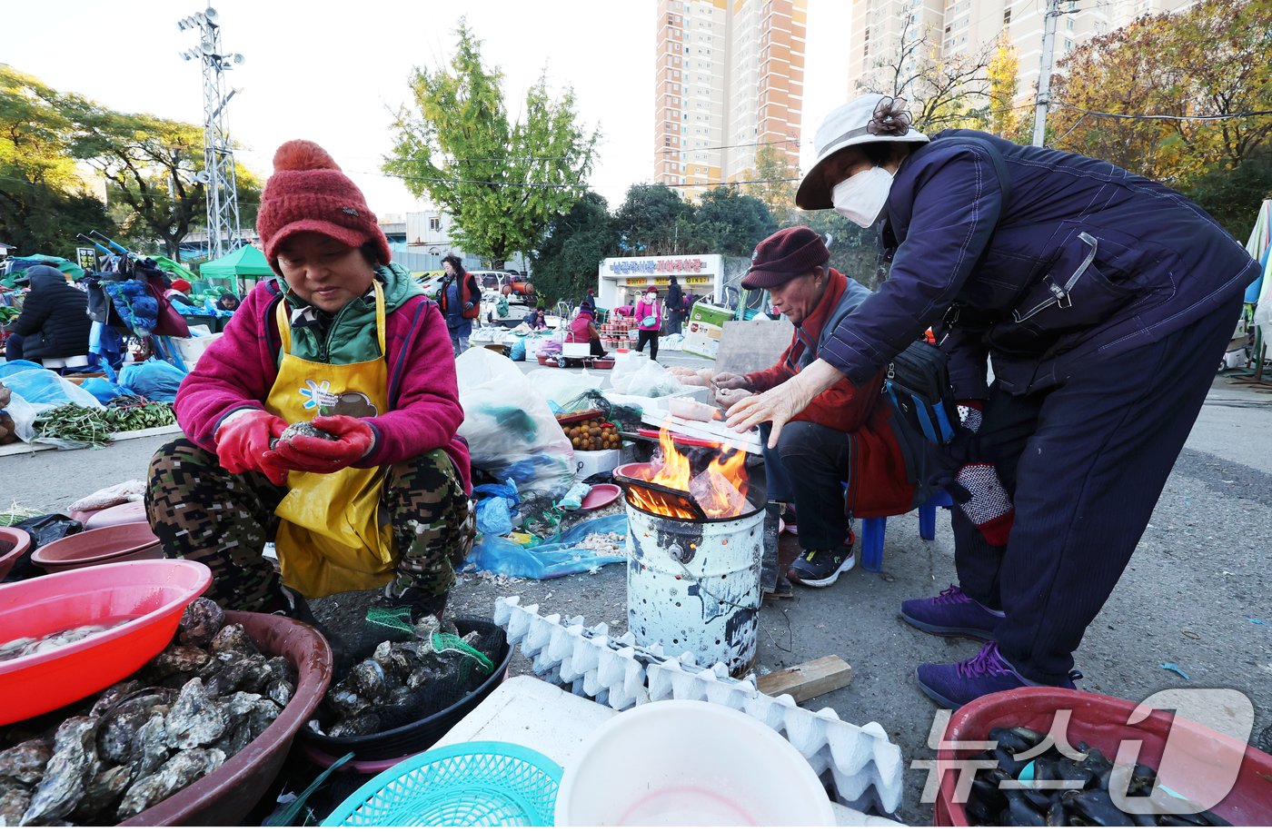 18일 아침기온이 큰 폭으로 떨어지면서 올해 가장 추운 날씨를 보인 광주 남광주시장에서 상인들이 모닥불을 피워놓고 추위를 녹이고 있다. 2024.11.18/뉴스1 ⓒ News1 김태성 기자