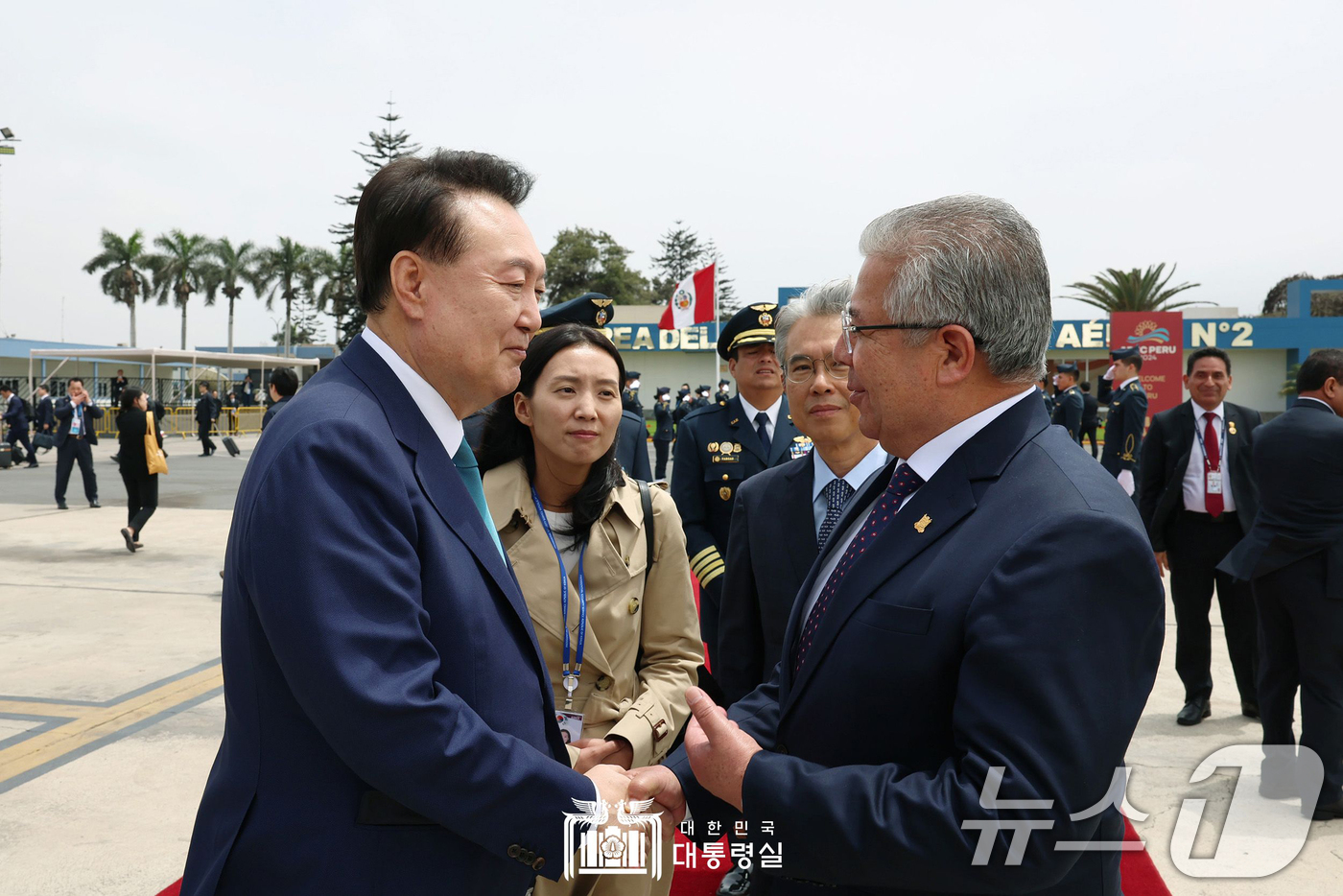 (서울=뉴스1) 송원영 기자 = 브라질 주요 20개국(G20) 정상회의에 참석하는 윤석열 대통령이 17일(현지시간) 페루 리마 제2공군비행단에서 환송인사와 악수하고 있다. (대통령 …